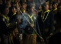 Kirab pusaka malam 1 Suro di kawasan Pura Mangkunegaran, Surakarta, Jawa Tengah, tidak hanya upaya menjaga warisan budaya-tradisi turun-temurun. Tapi juga jadi penggerak ekonomi daerah MOJOK.CO