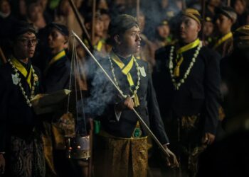 Kirab pusaka malam 1 Suro di kawasan Pura Mangkunegaran, Surakarta, Jawa Tengah, tidak hanya upaya menjaga warisan budaya-tradisi turun-temurun. Tapi juga jadi penggerak ekonomi daerah MOJOK.CO