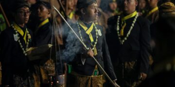 Kirab pusaka malam 1 Suro di kawasan Pura Mangkunegaran, Surakarta, Jawa Tengah, tidak hanya upaya menjaga warisan budaya-tradisi turun-temurun. Tapi juga jadi penggerak ekonomi daerah MOJOK.CO