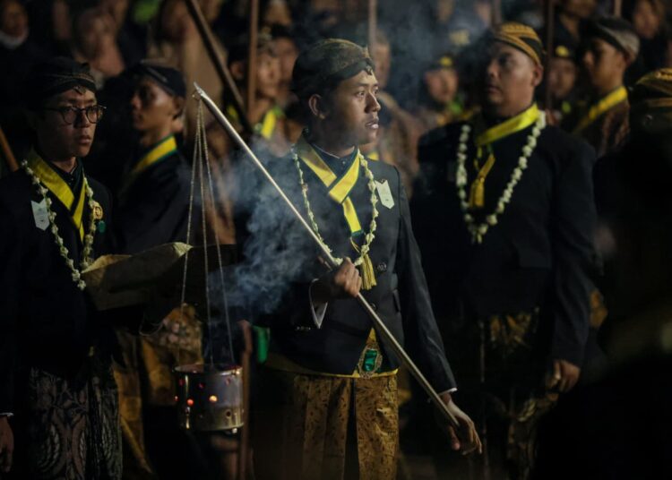 Kirab pusaka malam 1 Suro di kawasan Pura Mangkunegaran, Surakarta, Jawa Tengah, tidak hanya upaya menjaga warisan budaya-tradisi turun-temurun. Tapi juga jadi penggerak ekonomi daerah MOJOK.CO