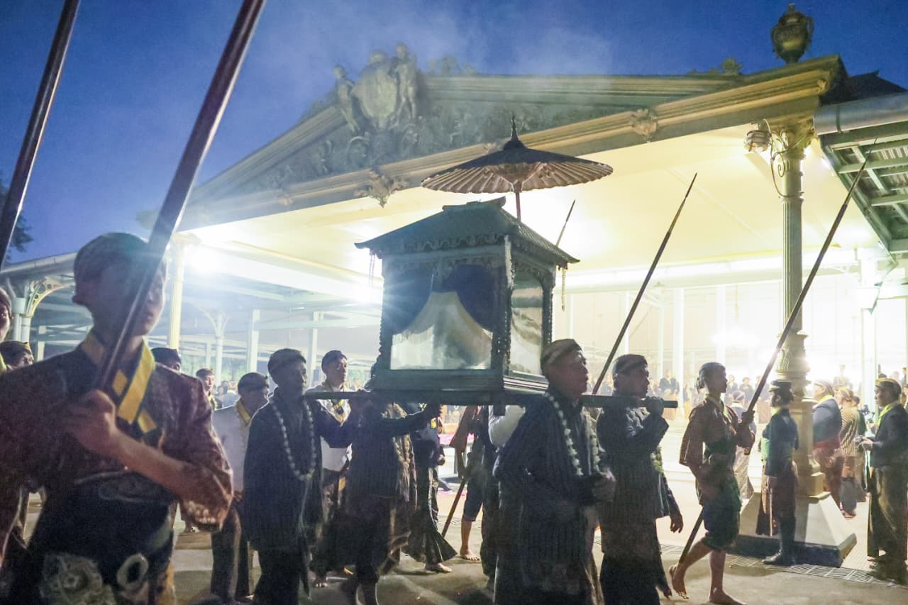 Kirab pusaka pada malam 1 Suro di kawasan Pura Mangkunegaran, Surakarta MOJOK.CO