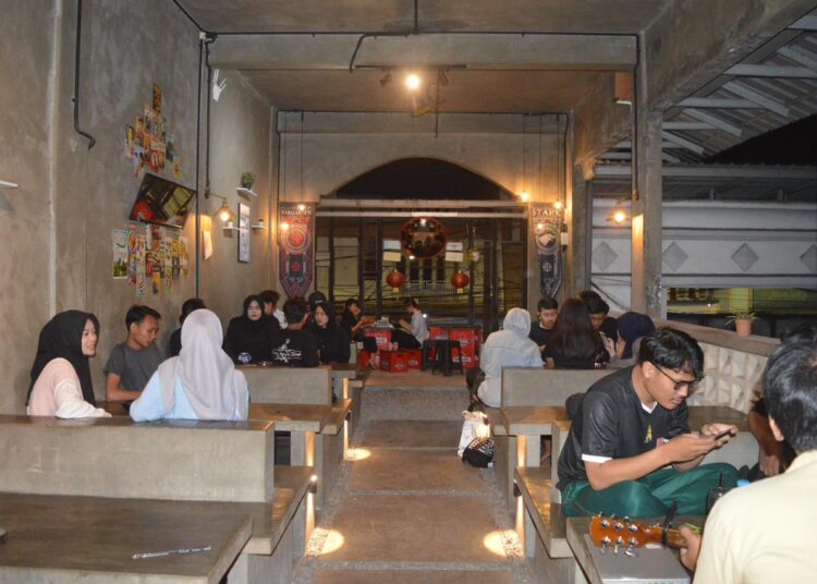 Pengunjung remaja hingga dewasa. MOJOK.CO