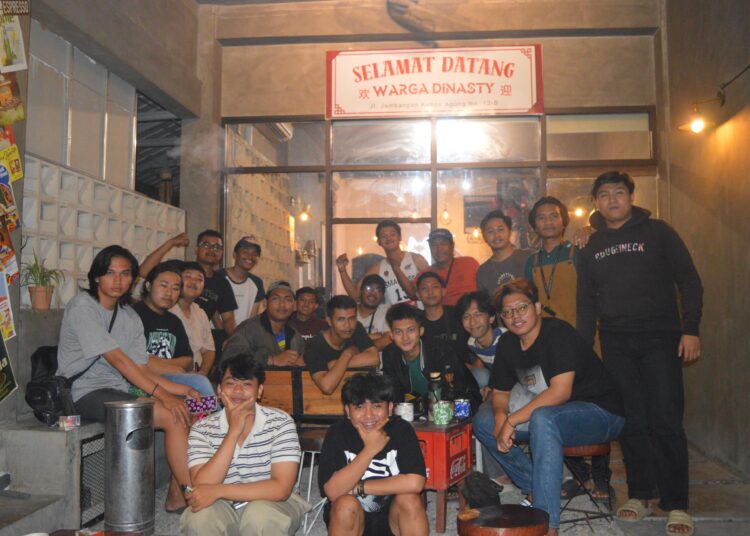 Pengunjung kedai. MOJOK.CO