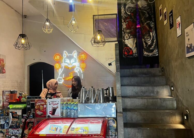 suasana kedai kopi dinasty. MOJOK.CO