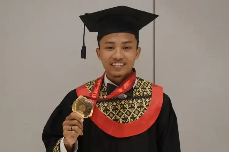 Rasyiid, mahasiswa penerima Beasiswa KIP Kuliah UMSURA yang sisihkan uang untuk modal usaha MOJOK.CO