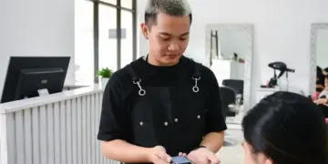 Transisi salon dari sistem pencatatan buku kucel ke aplikasi praktis MOJOK.CO