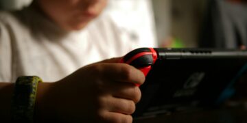 Refleksi untuk orang tua di Jawa Tengah (Jateng): punya peran penting awasi anak agar tidak sibuk main gadget MOJOK.CO