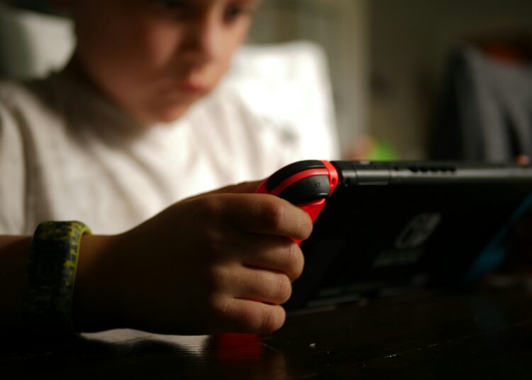Refleksi untuk orang tua di Jawa Tengah (Jateng): punya peran penting awasi anak agar tidak sibuk main gadget MOJOK.CO