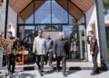 Gubernur DIY, Sri Sultan Hamengku Buwono X dan Romo Pitoyo dalam acara peresmian Laboratorium Alam SMA Kolese De Britto Yogyakarta. MOJOK.CO