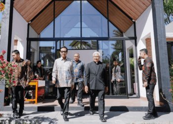 Gubernur DIY, Sri Sultan Hamengku Buwono X dan Romo Pitoyo dalam acara peresmian Laboratorium Alam SMA Kolese De Britto Yogyakarta. MOJOK.CO