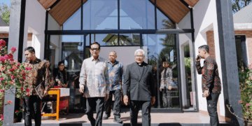Gubernur DIY, Sri Sultan Hamengku Buwono X dan Romo Pitoyo dalam acara peresmian Laboratorium Alam SMA Kolese De Britto Yogyakarta. MOJOK.CO