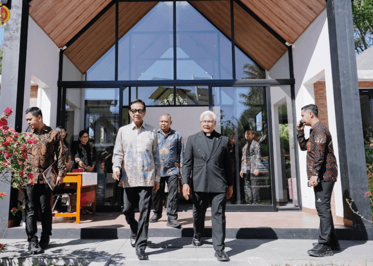 Gubernur DIY, Sri Sultan Hamengku Buwono X dan Romo Pitoyo dalam acara peresmian Laboratorium Alam SMA Kolese De Britto Yogyakarta. MOJOK.CO