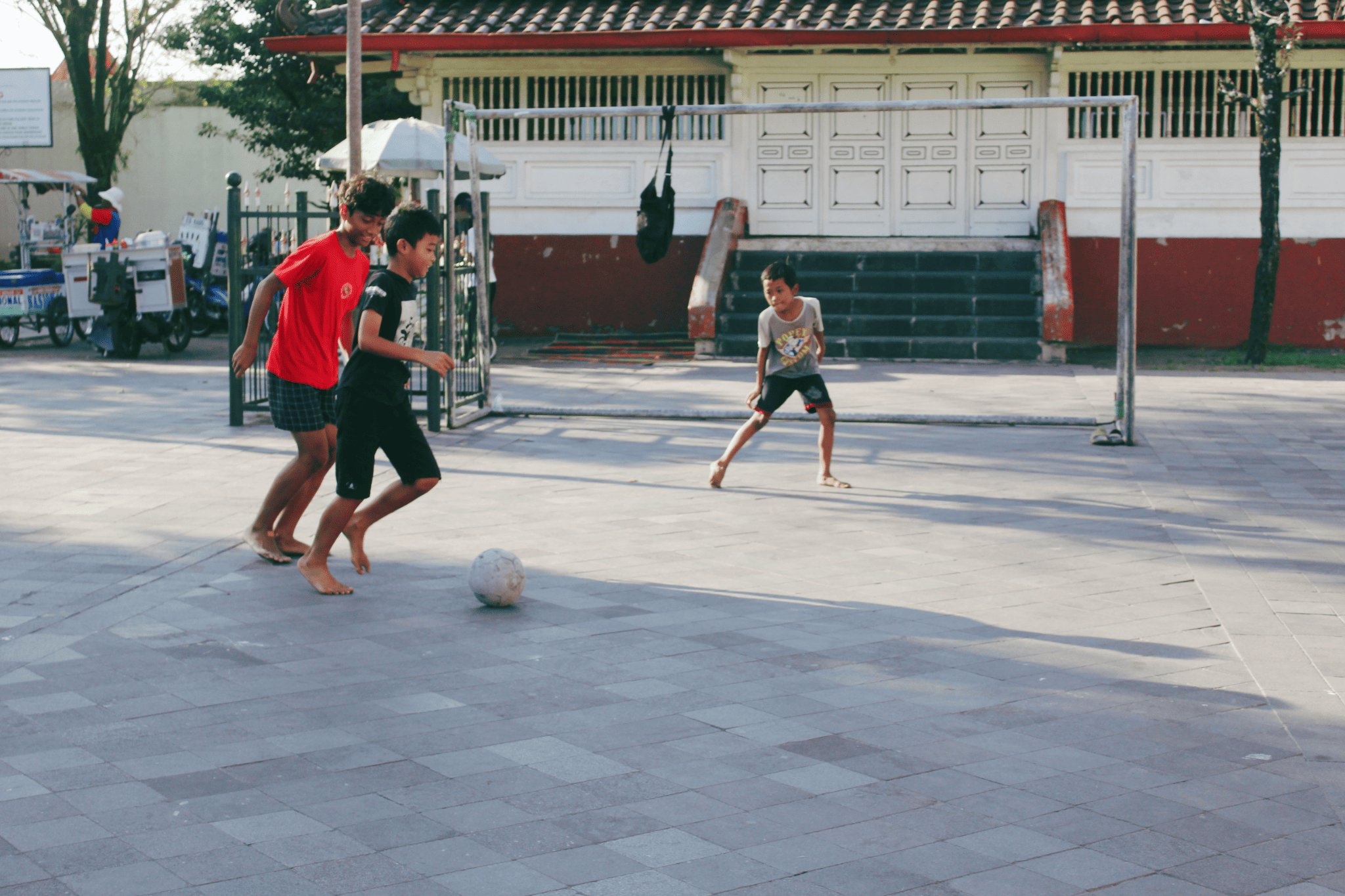Anak-anak Jogja bermain bola. MOJOK.CO