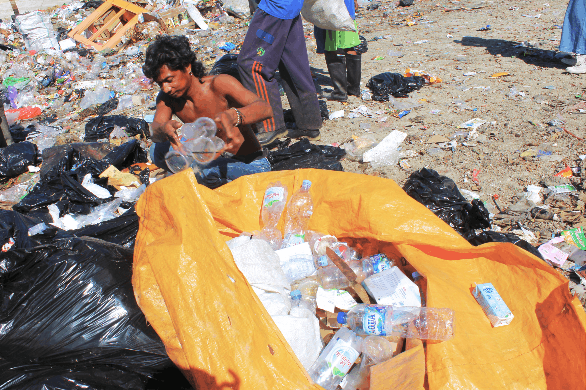 Botol plastik di TPA Troketon, Klaten. MOJOK.CO