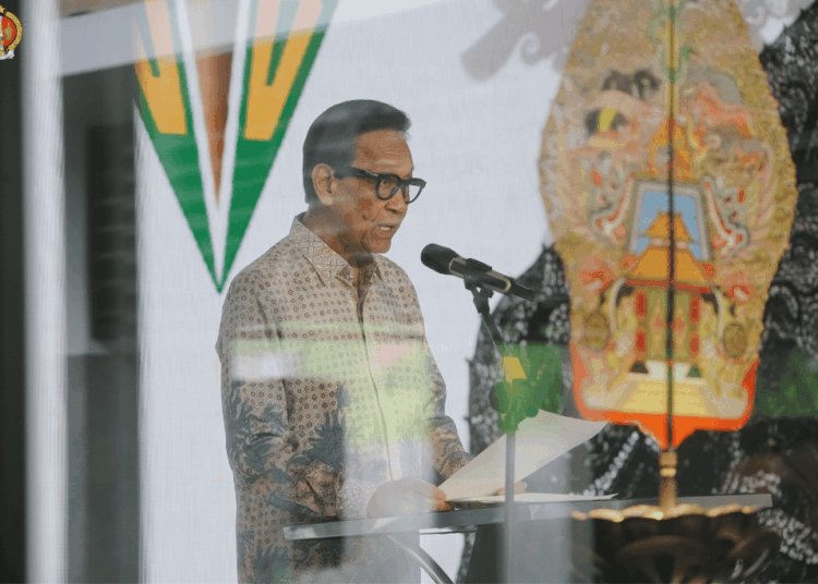 Gubernur DIY, Sri Sultan Hamengku Buwono X bicara di podium. MOJOK.CO
