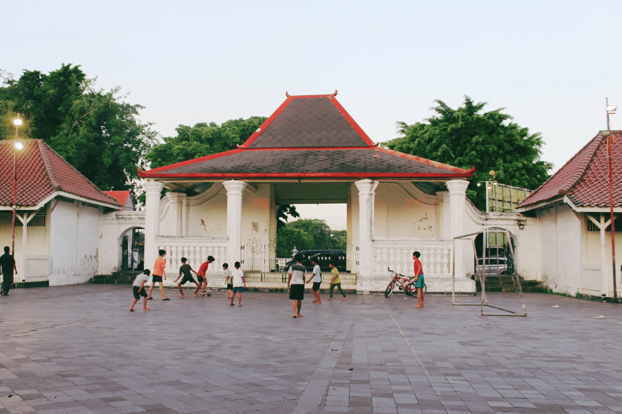 Gapura pelataran masjid. MOJOK.CO