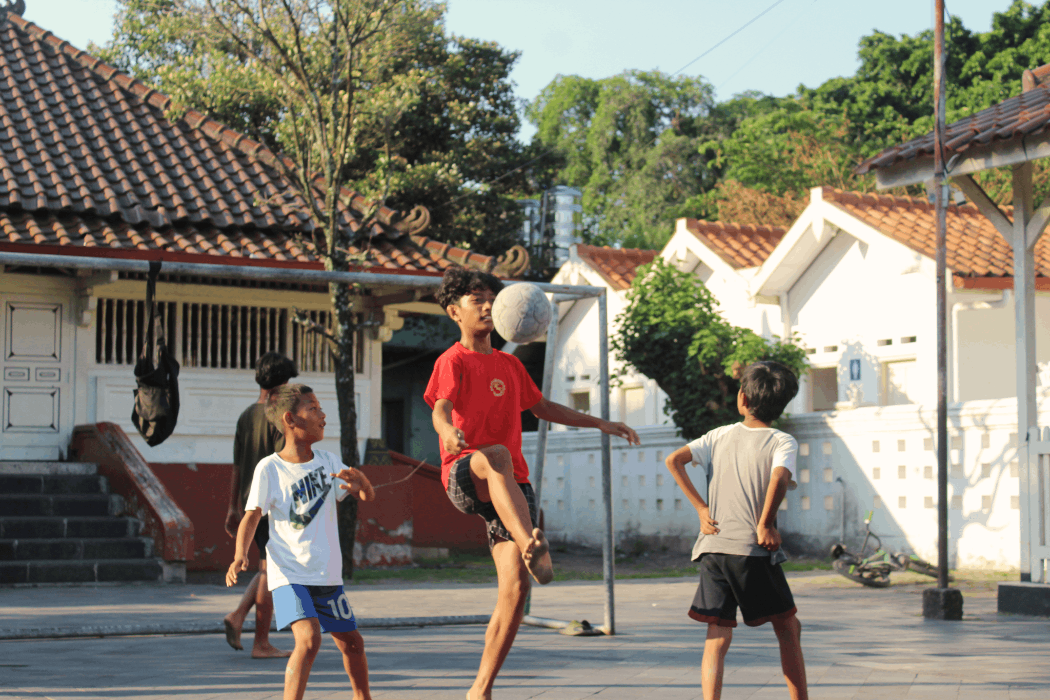 Anak-anak bermain bola di Pelataran Masjid Gedhe Kauman Jogja. MOJOK.CO