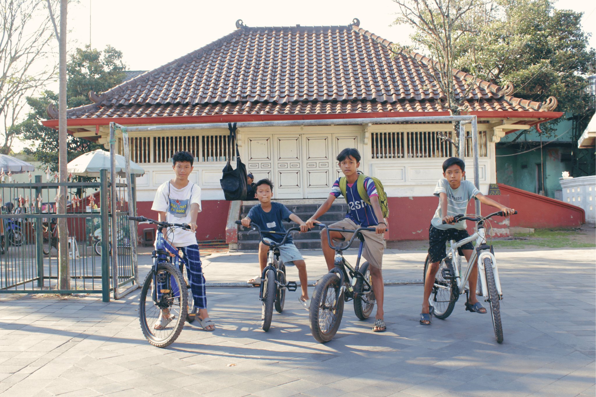 Anak-anak bermain sepeda di Jogja. MOJOK.CO