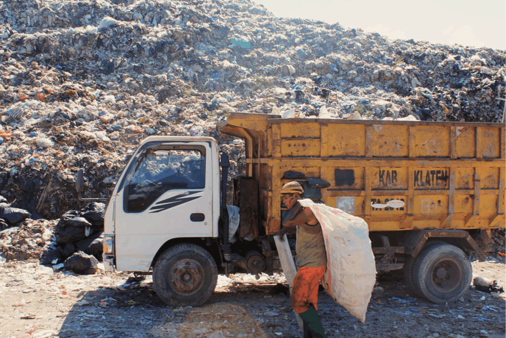 Truk sampah di TPA Troketon, Klaten. MOJOK.CO
