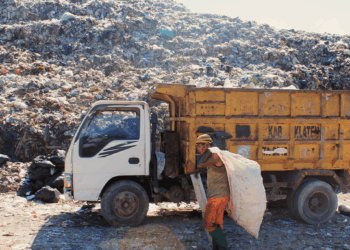 Truk sampah di TPA Troketon, Klaten. MOJOK.CO