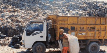 Truk sampah di TPA Troketon, Klaten. MOJOK.CO