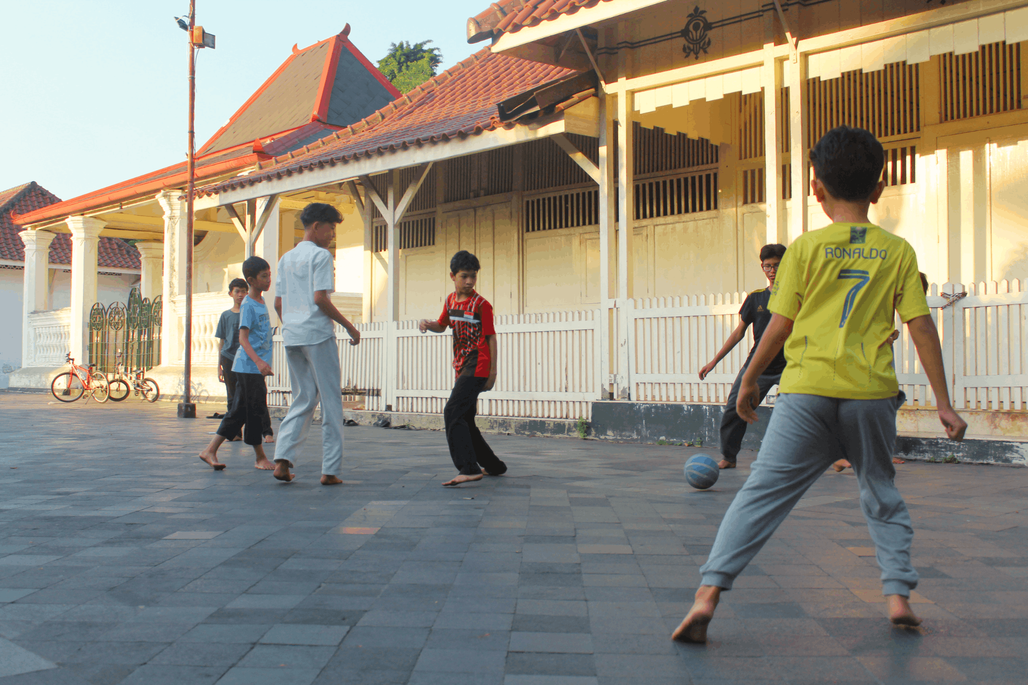 Berbagi lapangan bola. MOJOK.CO