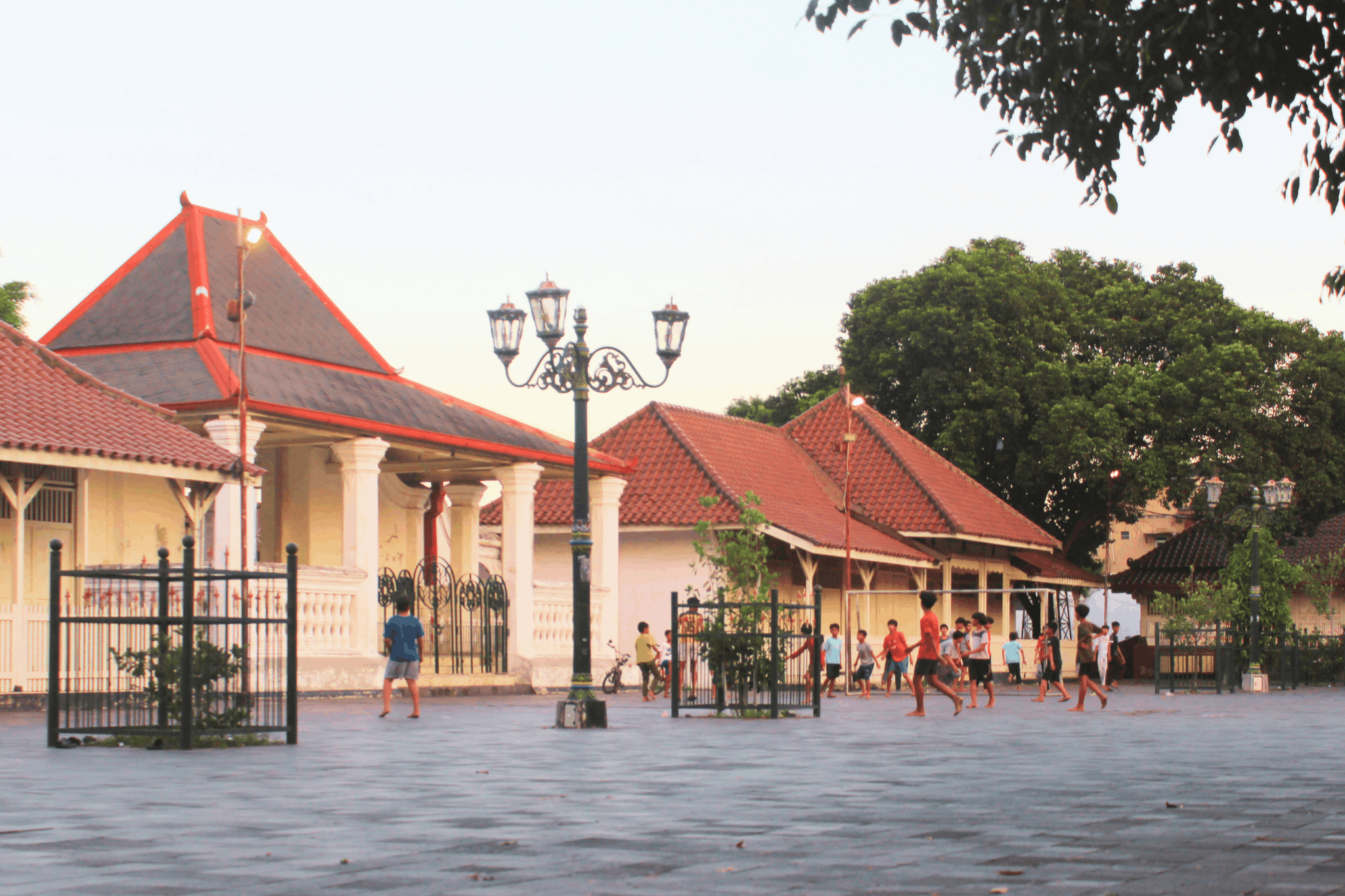 Lapangan bola di Pelataran Masjid Gedhe Kauman Jogja. MOJOK.CO