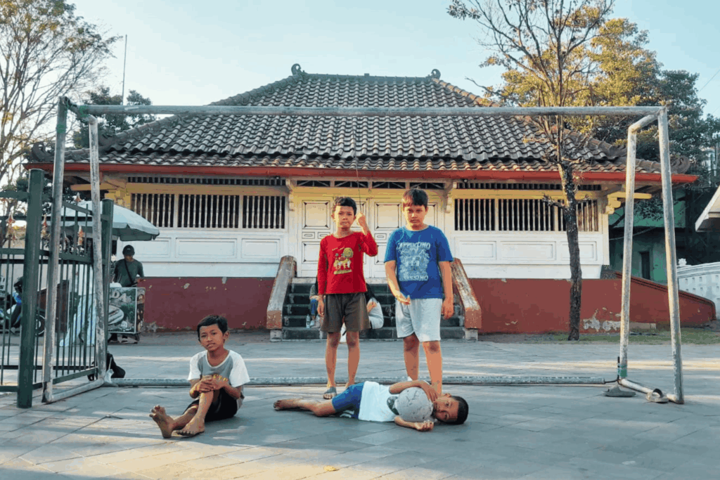 Anak-anak bermain bola di Pelataran Masjid Gedhe Kauman, Kota Jogja. MOJOK.CO