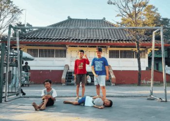 Anak-anak bermain bola di Pelataran Masjid Gedhe Kauman, Kota Jogja. MOJOK.CO