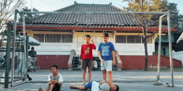 Anak-anak bermain bola di Pelataran Masjid Gedhe Kauman, Kota Jogja. MOJOK.CO