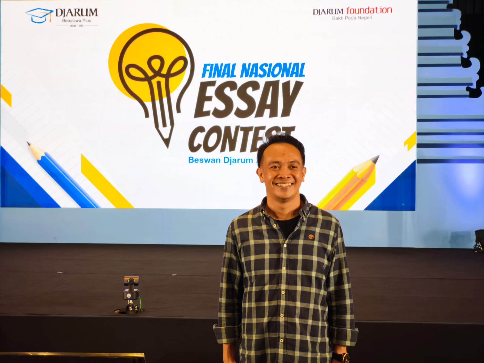 Abraham D Oktaviari, Program Manager Bakti Lingkungan Djarum Foundation menyebut, menulis esai menjadi life skill yang menunjang karier anak muda di dunia kerja MOJOK.CO 