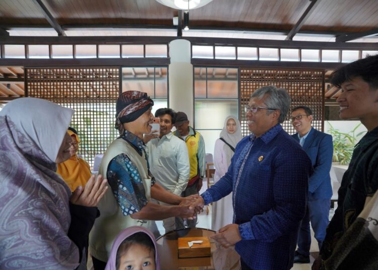 Rektor ITB menyalami Basuni Yusuf. MOJOK.CO