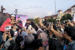 Antusiasme masyarakat meminta tanda tangan ke Veda Ega Pratama dan Mario Aji di Monumen SO 1 Maret 1949, Minggu (19/7/2026) petang. (Agung PW/Mojok.co)
