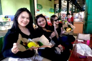 Wisatawan menikmati nasi kuning Muna Cung MOJOK.CO