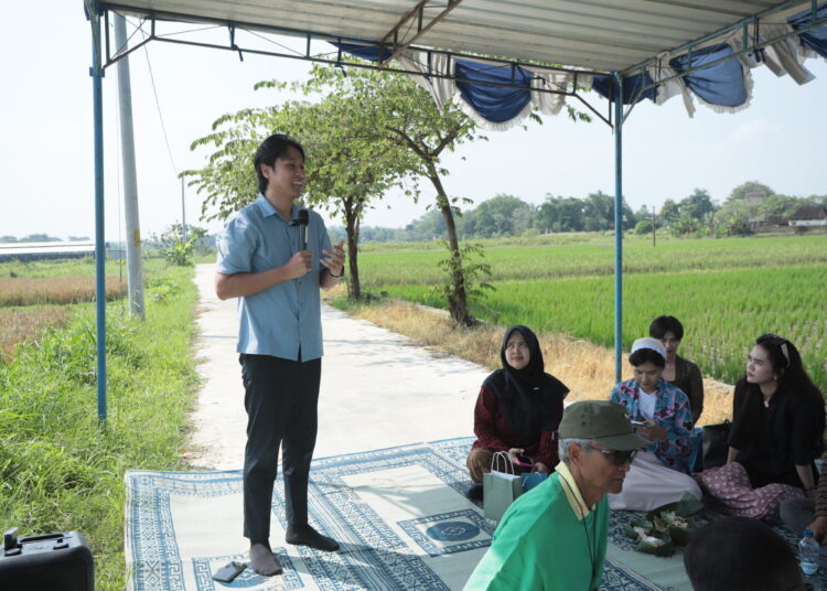 Avi membina kelompok tani di Klaten. MOJOK.CO