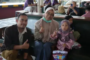 KAI Daop 6 Bagikan 80 Paket Makanan kepada Penumpang Anak di Stasiun Yogyakarta MOJOK.CO