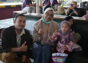 KAI Daop 6 Bagikan 80 Paket Makanan kepada Penumpang Anak di Stasiun Yogyakarta MOJOK.CO