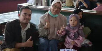 KAI Daop 6 Bagikan 80 Paket Makanan kepada Penumpang Anak di Stasiun Yogyakarta MOJOK.CO