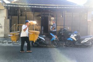 Pedagang makanan keliling melintas di Jalan Beskalan