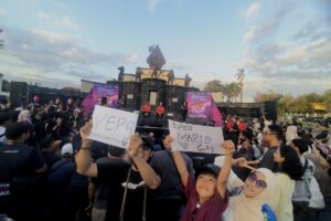 Rhien dan ayahnya mengangkat tulisan yang mereka buat untuk menyambut Mario Aji dan Veda Ega saat meet and greet di Yogyakarta