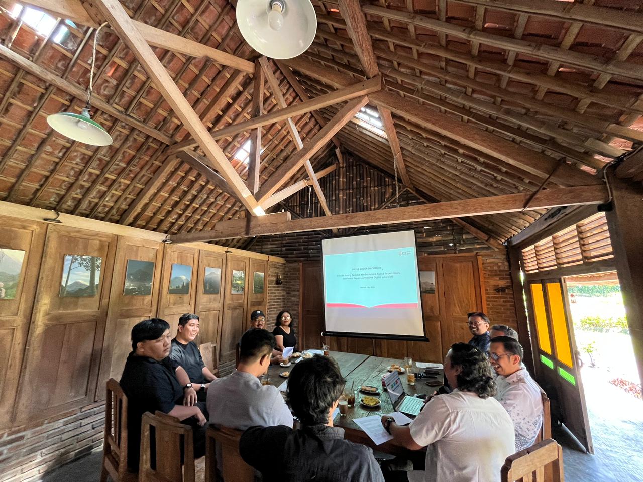 FGD “Di Balik Ruang Redaksi: Medianomics, Kuasa Kepemilikan, dan Masa Depan Jurnalisme” inisiasi Telkom University Purwokerto. Membincangkan masa depan industri media jurnalisme di era AI dan kuasa kepemilikan MOJOK.CO