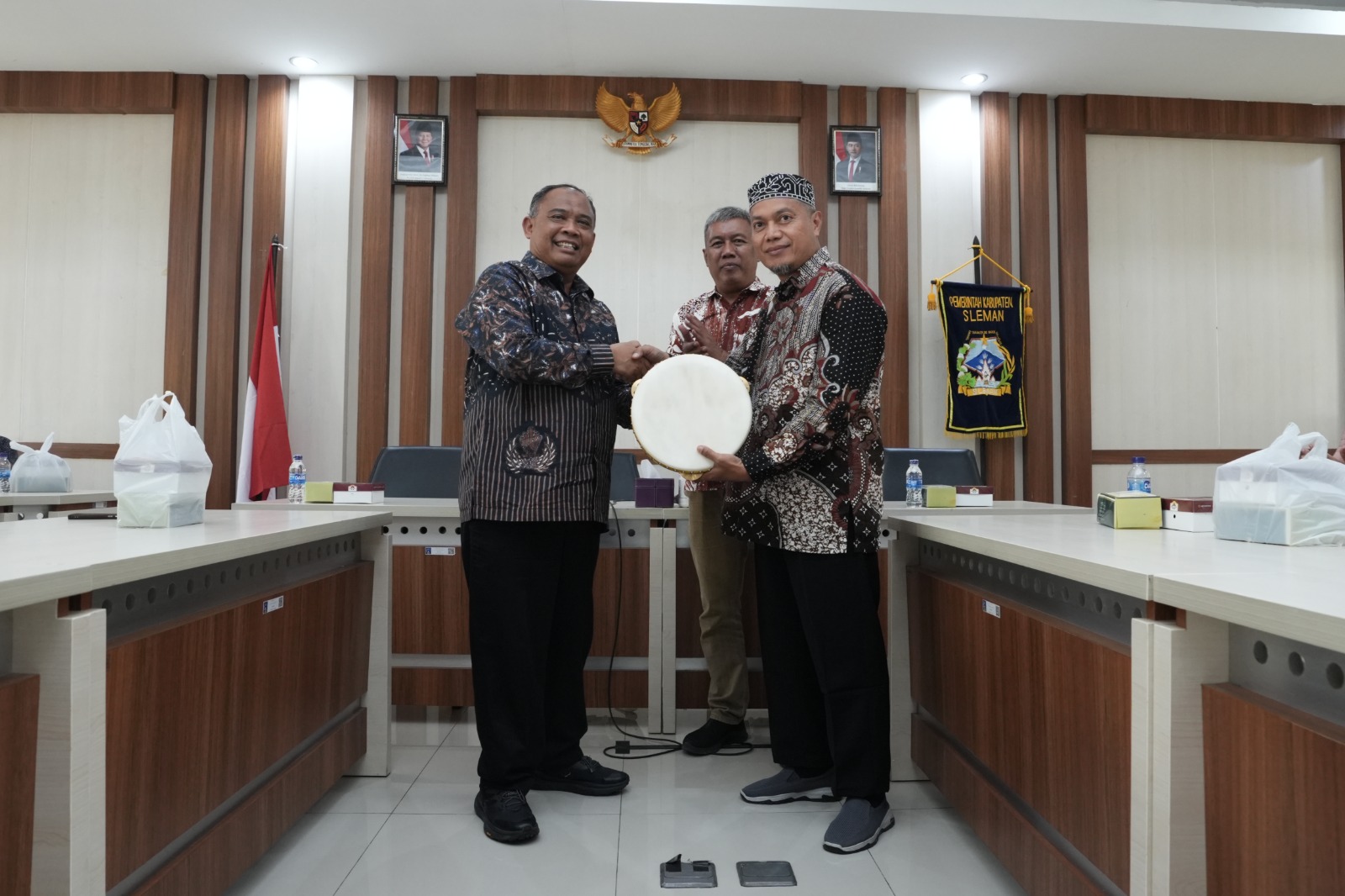 Bupati Sleman, Harda Kiswaya menyerahkan hibah secara simbolis ke para seniman MOJOK.CO
