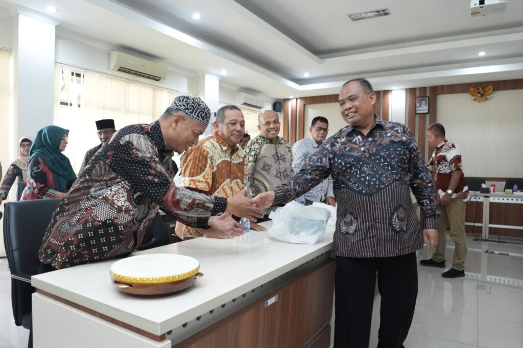 Bupati Sleman, Harda Kiswaya, menyerahkan hibah daerah ke ormas, tempat ibadah, dan para seniman MOJOK.CO