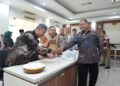 Bupati Sleman, Harda Kiswaya, menyerahkan hibah daerah ke ormas, tempat ibadah, dan para seniman MOJOK.CO