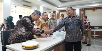 Bupati Sleman, Harda Kiswaya, menyerahkan hibah daerah ke ormas, tempat ibadah, dan para seniman MOJOK.CO