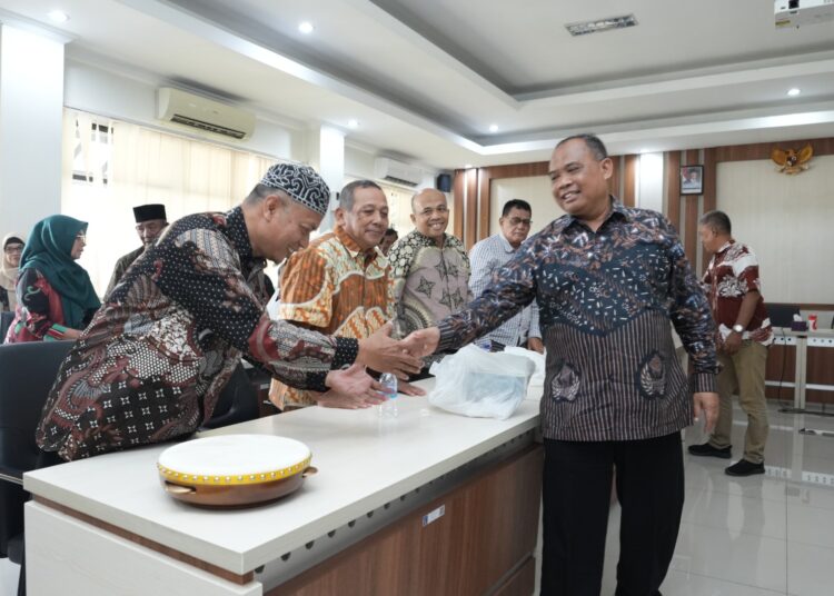 Bupati Sleman, Harda Kiswaya, menyerahkan hibah daerah ke ormas, tempat ibadah, dan para seniman MOJOK.CO
