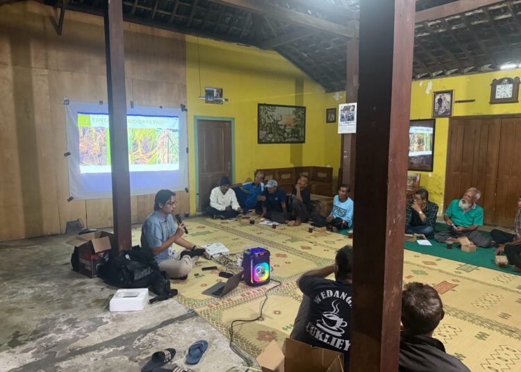 Dr Avi berikan penyuluhan ke petani. MOJOK.CO