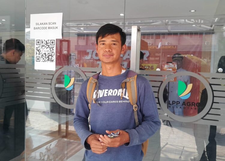 Nur Cholis cari kerja. MOJOK.CO