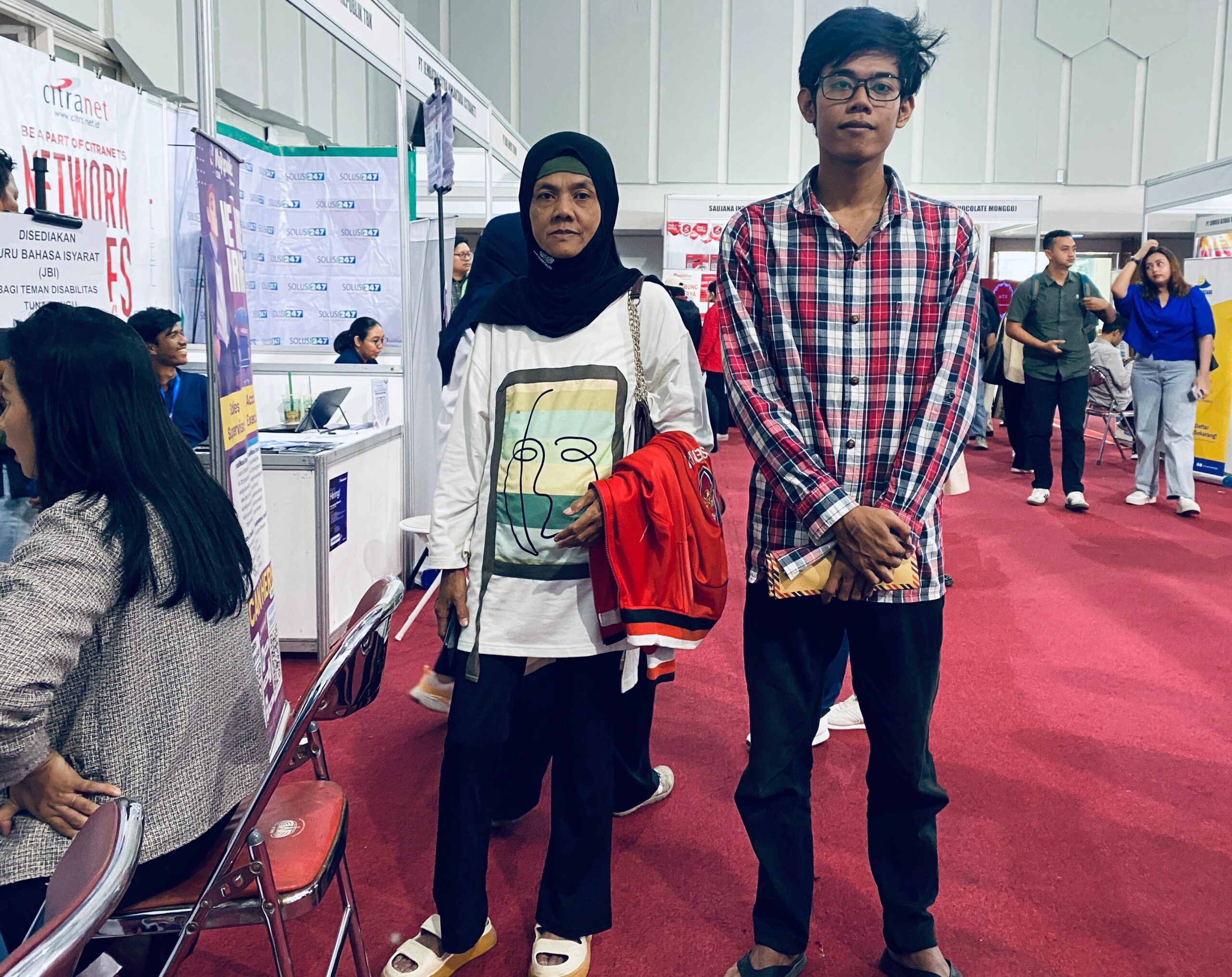 pencari kerja difabel ditemani ibu ke job fair.MOJOK.CO
