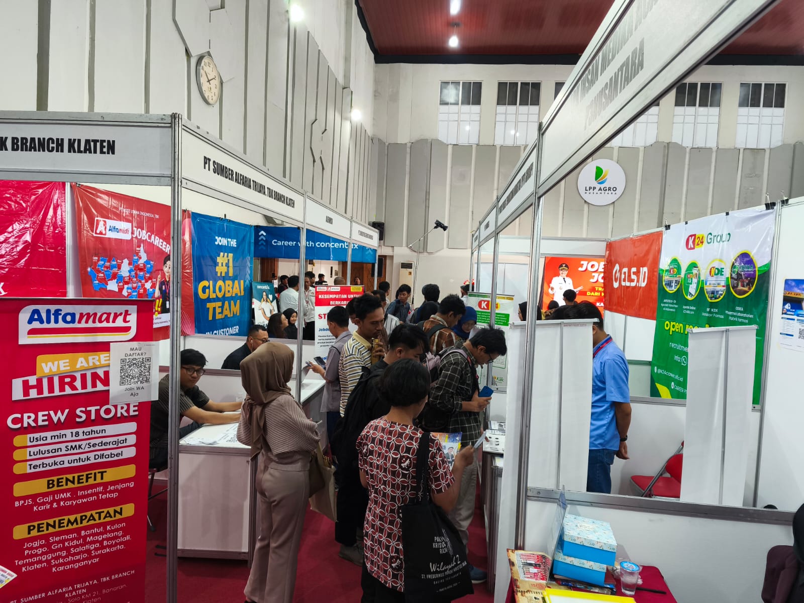 Para job seeker yang mencari peruntungan di Job Fair Kota Jogja 2026 setelah susah kerja meski punya modal sarjana (ijazah S1) MOJOK.CO